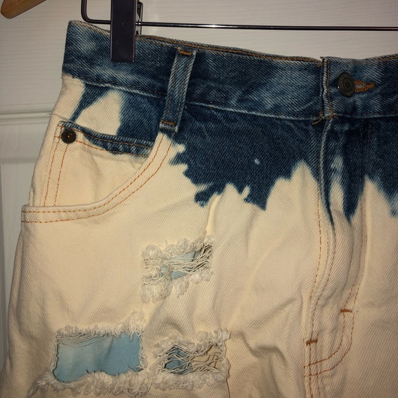 Mid-rise bleached cut-off denim shorts - Picture 3 of 6